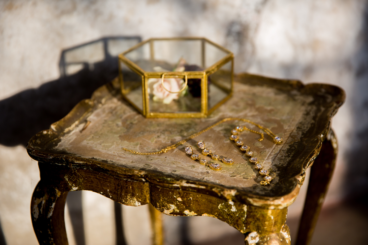 Tafel met rose gouden oorbellen, ketting en armband