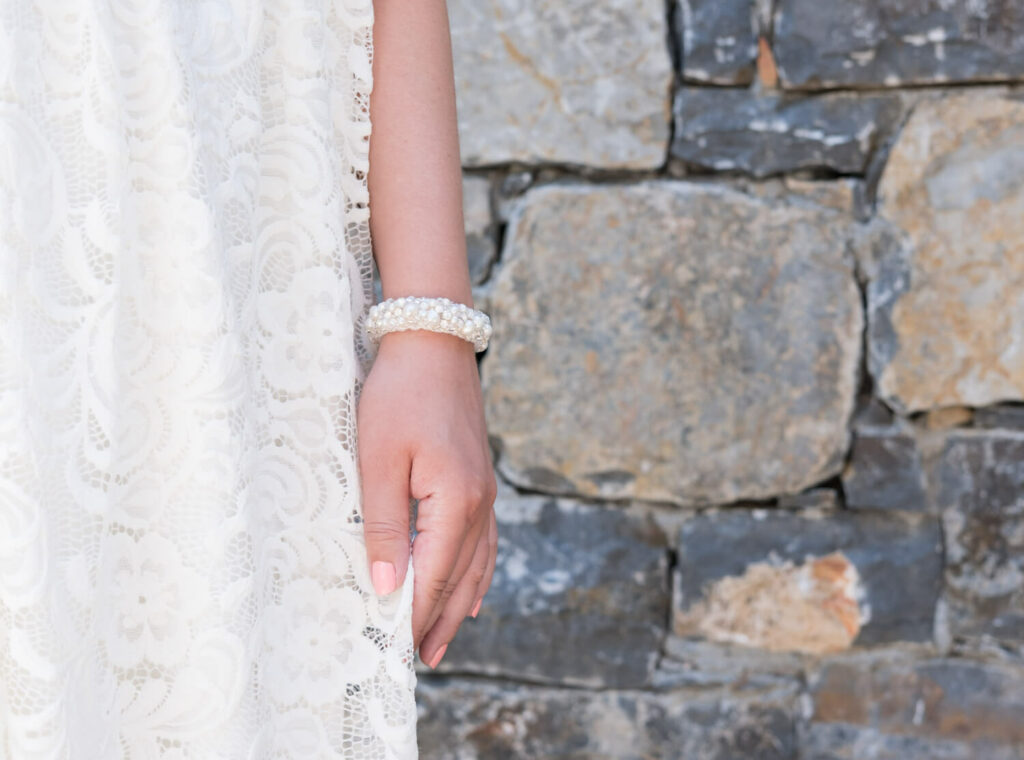 Armband met witte kanten jurk en parels