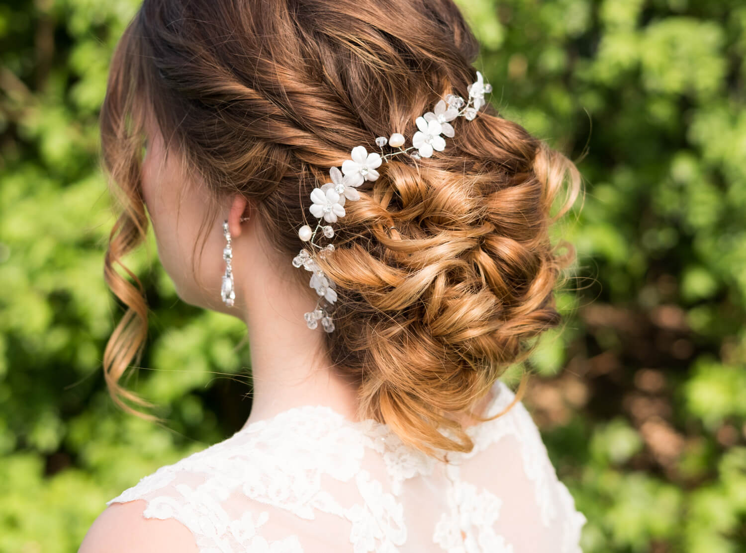 Vrouw draagt haaraccessoire met bloemen en parels