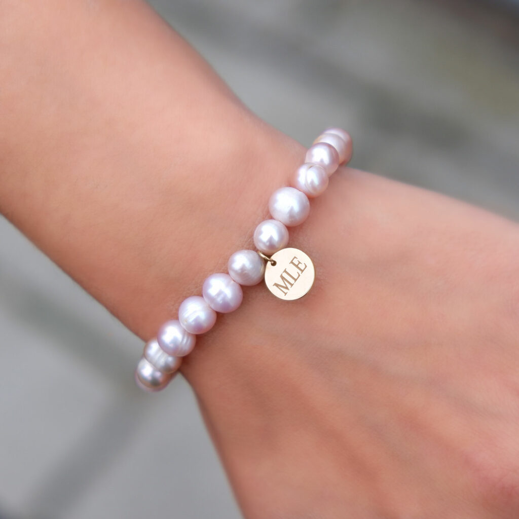 armband met peach parels en gravering