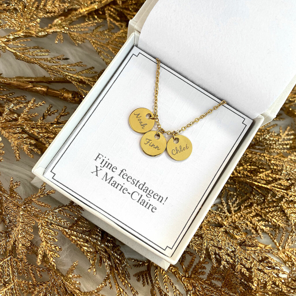 Gouden ketting met drie graveerbare muntjes in doosje