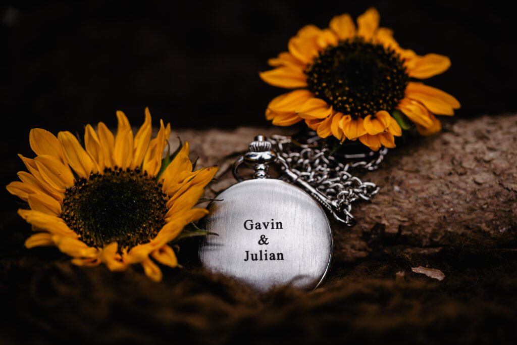 Pocketwatch voor gay wedding met twee heren namen gegraveerd