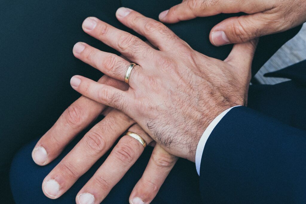 mannen handen met gouden trouwringen