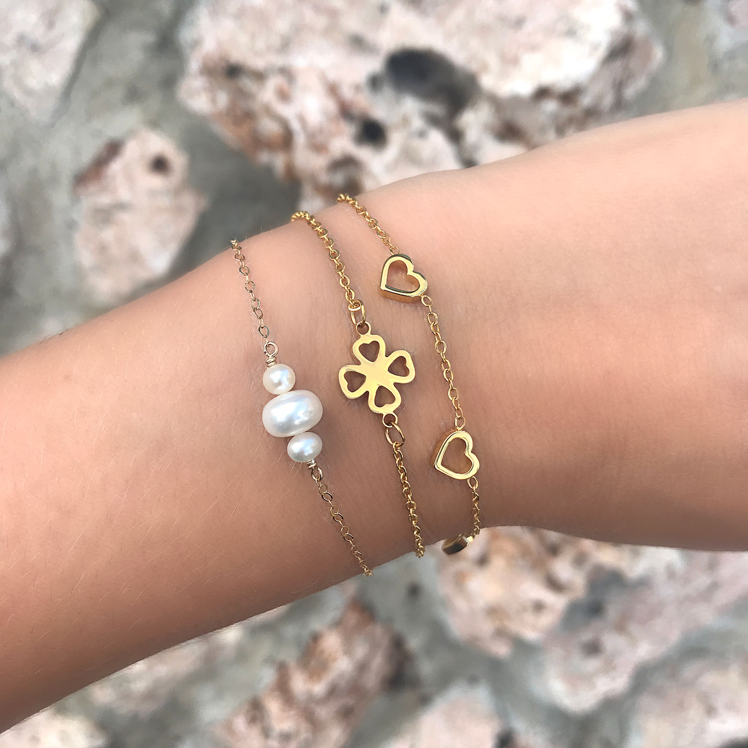 Armband met parels klavertje en hartjes goud