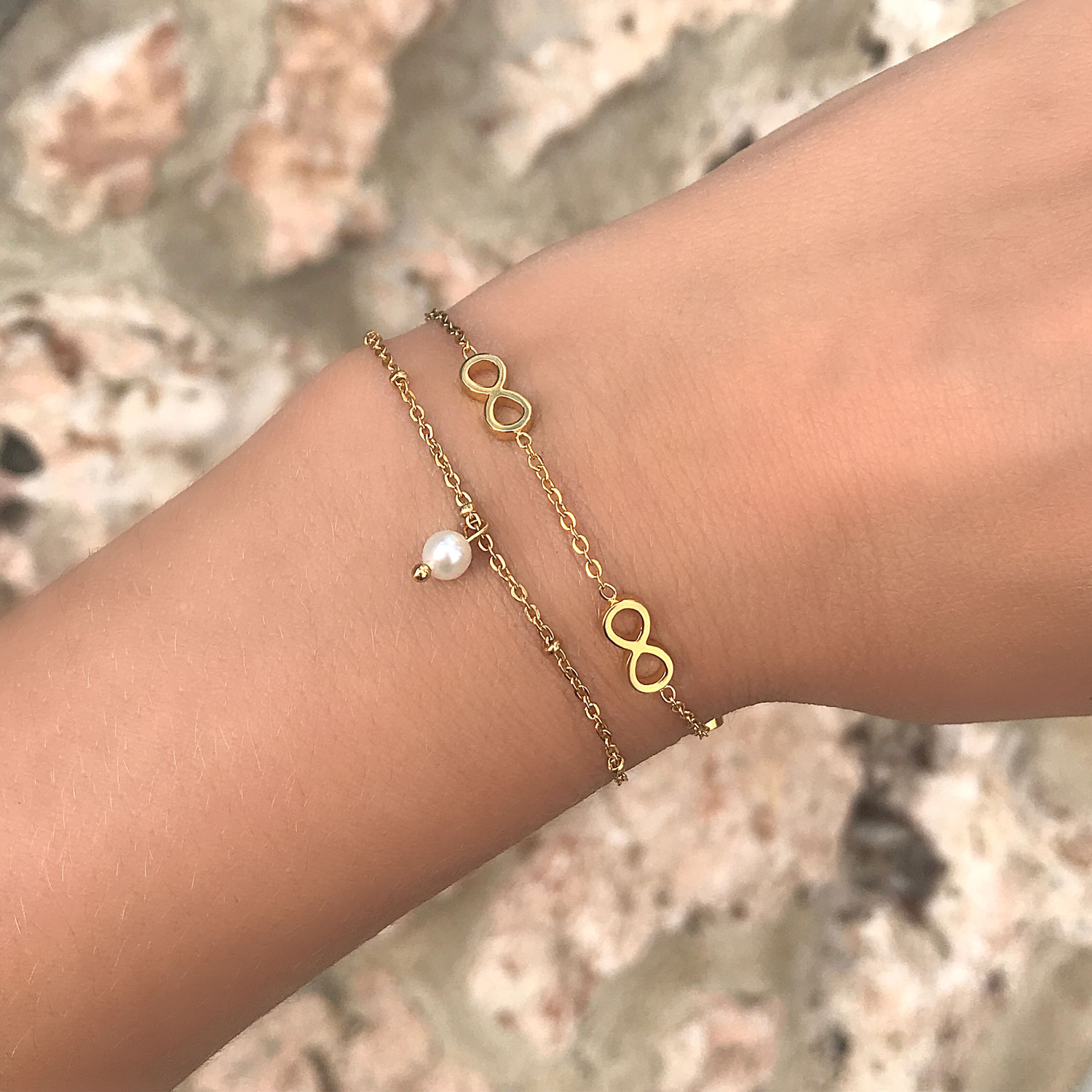 gouden armbandjes met pareltje en infinity tekens