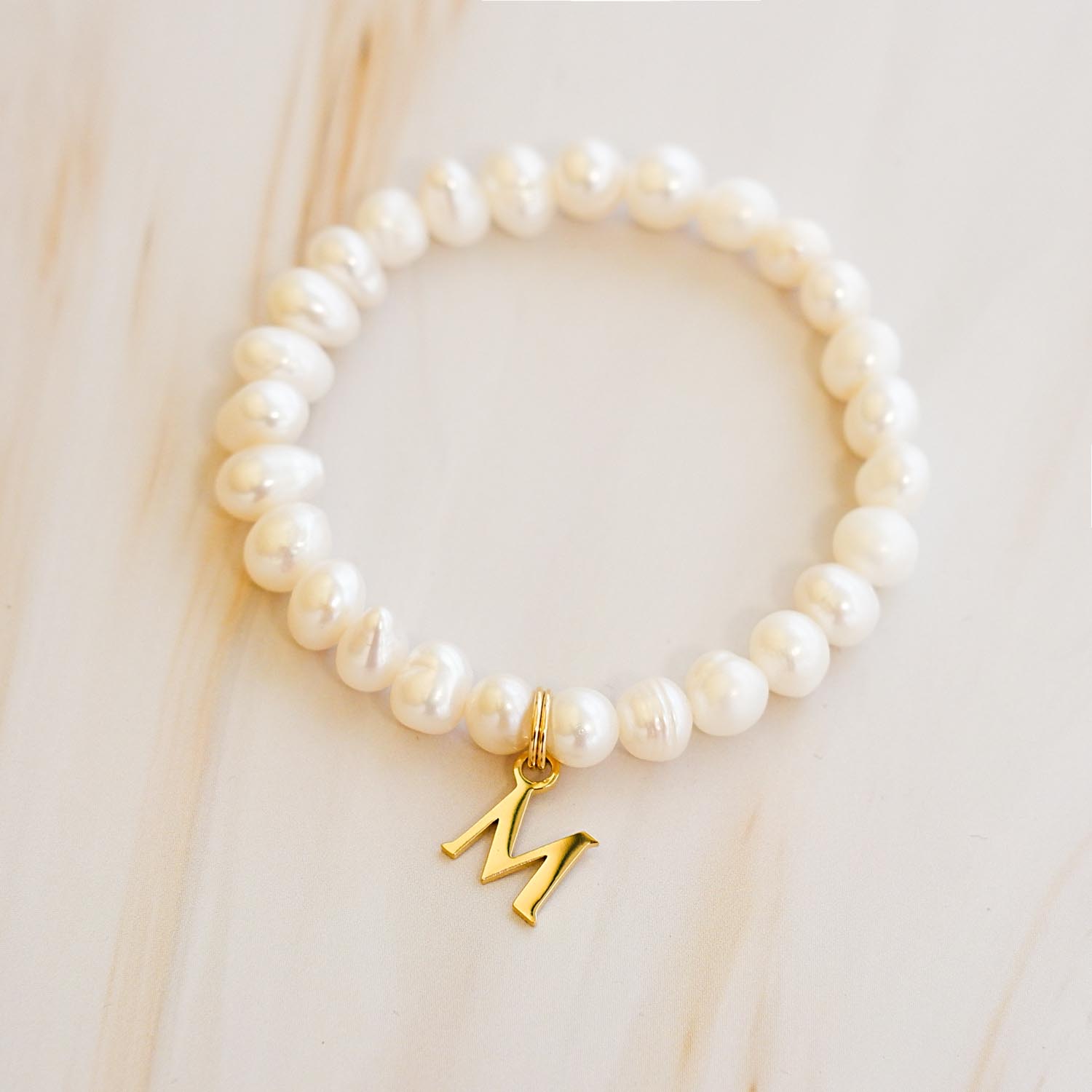 parel armband met gouden letter