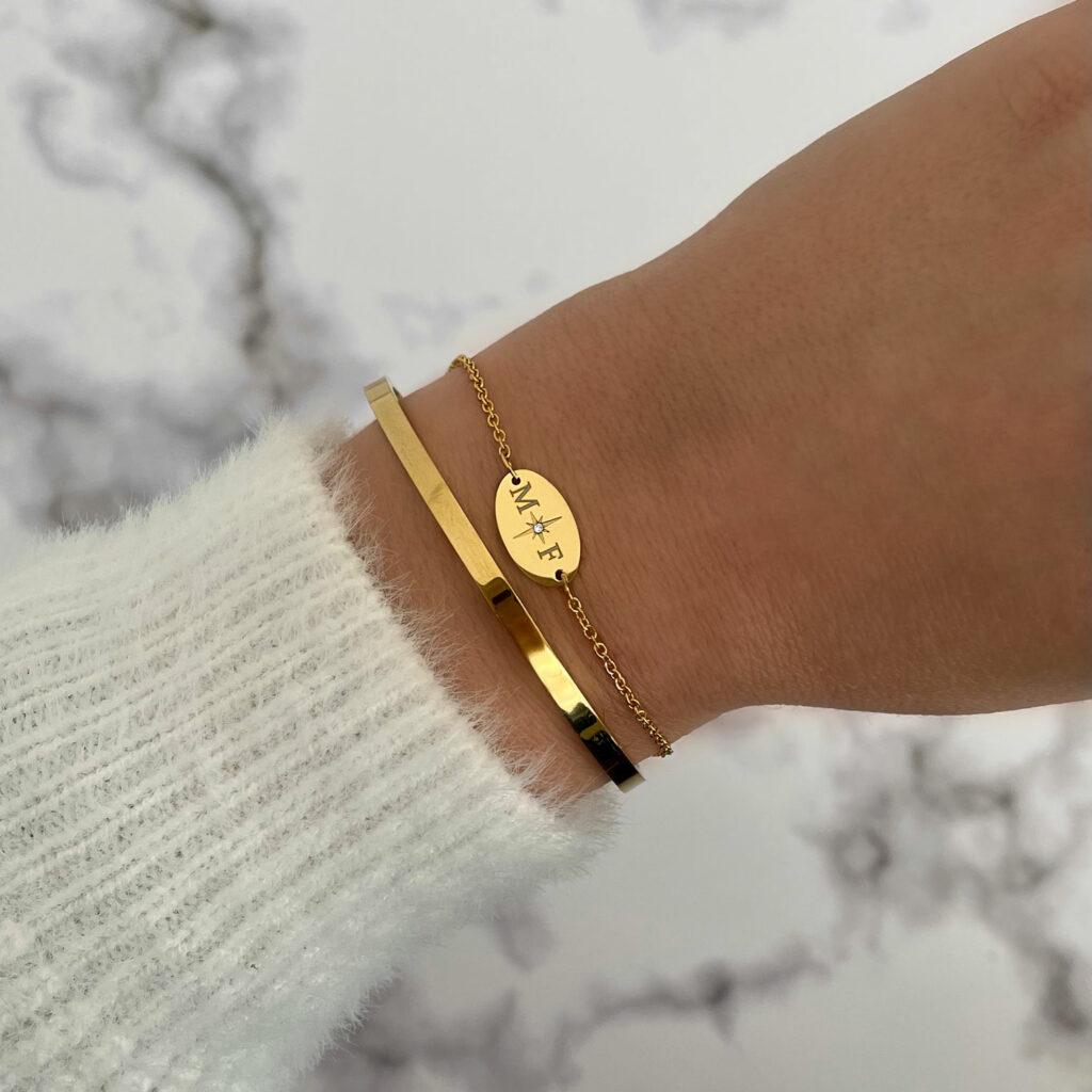 gouden armparty met initialen