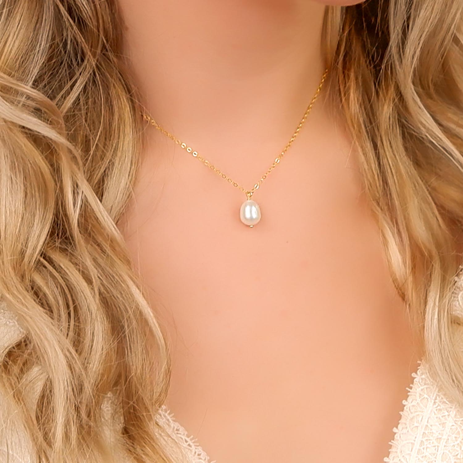 blonde vrouw met gouden parelketting