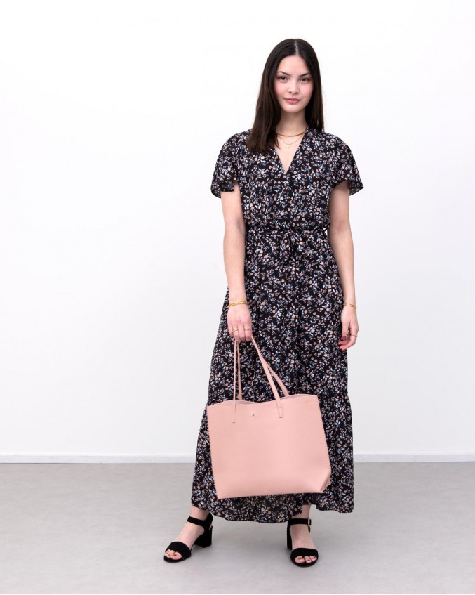 model draagt roze shopper